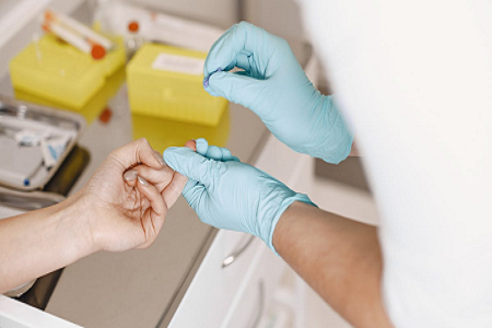 Der sterile Tupferstab von BABIO unterstützt die genaue Probenentnahme für die moderne Diagnostik